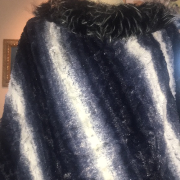 Faux Fur Shawl Poncho - Picture 3 of 4